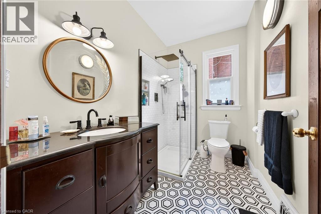 40 Fairleigh Crescent, Hamilton, ON - Indoor Photo Showing Bathroom
