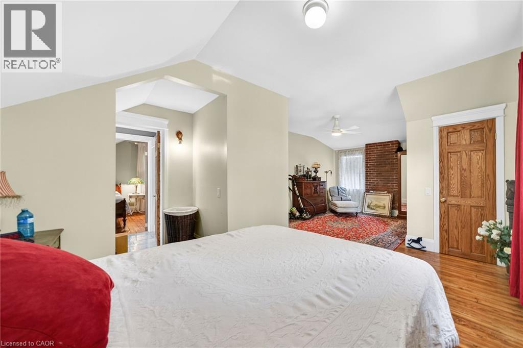 40 Fairleigh Crescent, Hamilton, ON - Indoor Photo Showing Bedroom