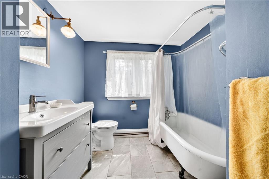 40 Fairleigh Crescent, Hamilton, ON - Indoor Photo Showing Bathroom