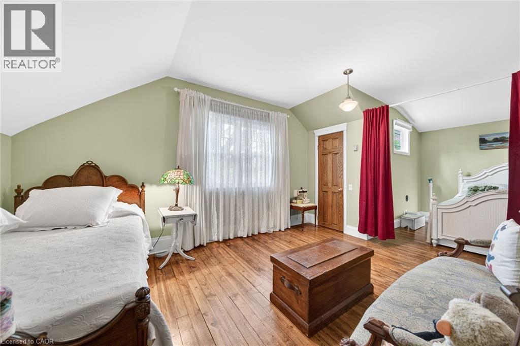 40 Fairleigh Crescent, Hamilton, ON - Indoor Photo Showing Bedroom