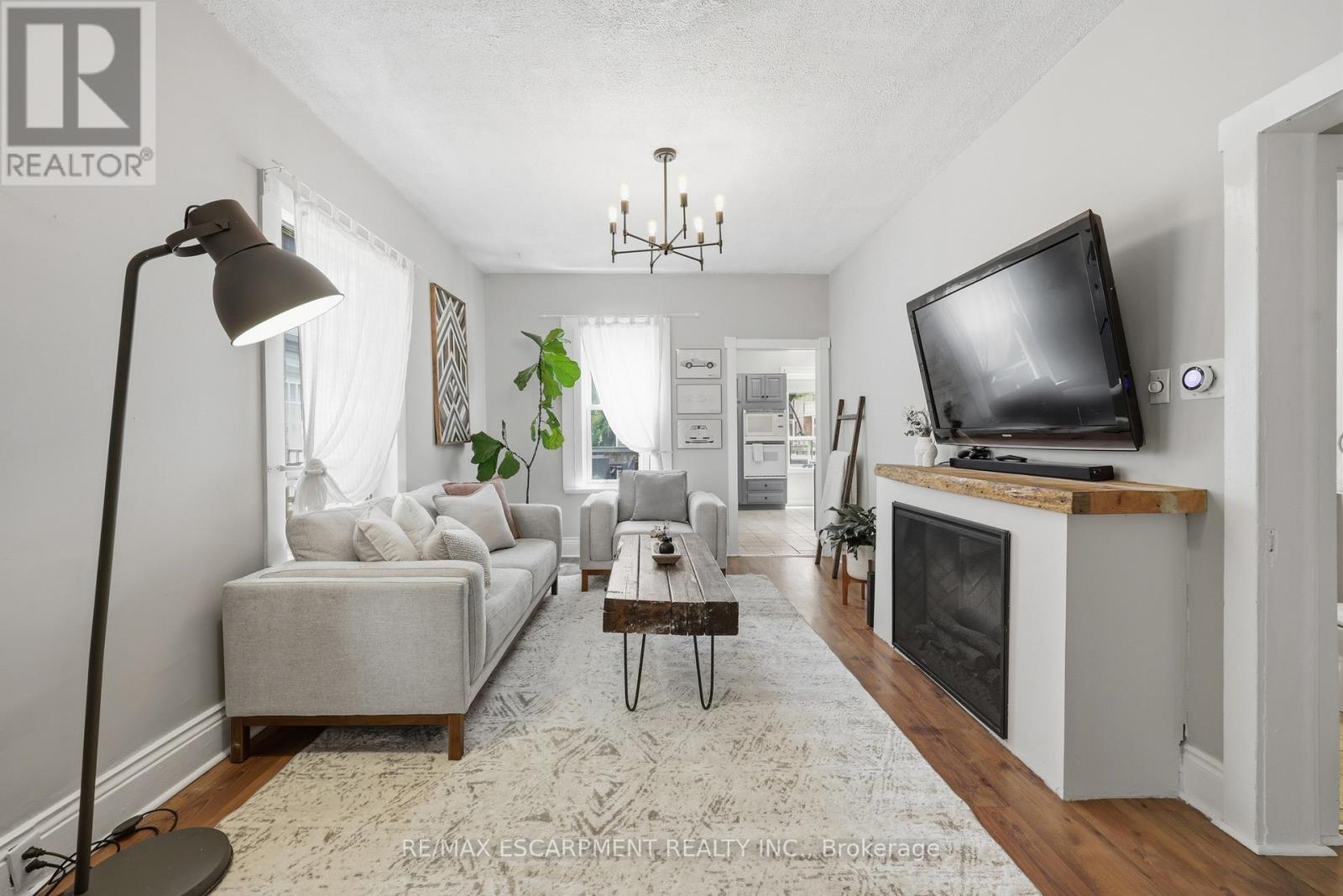 23 East 21St Street, Hamilton, ON - Indoor Photo Showing Living Room With Fireplace