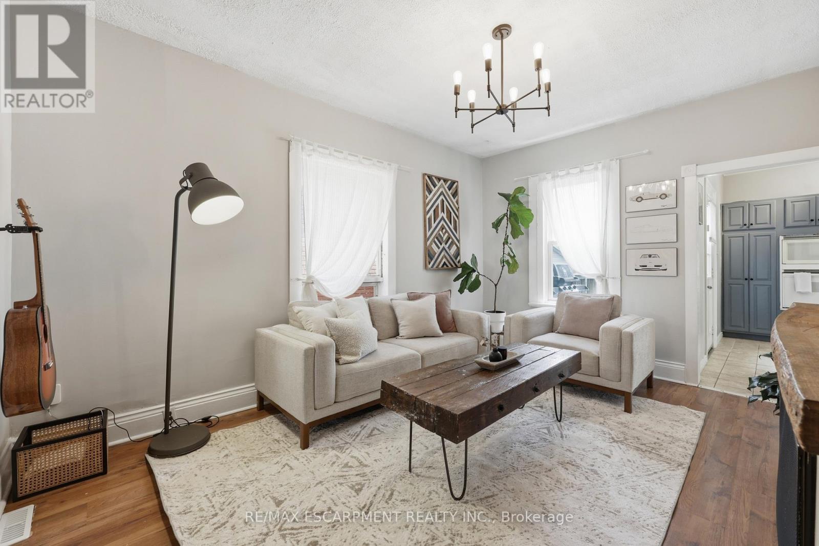 23 East 21St Street, Hamilton, ON - Indoor Photo Showing Living Room