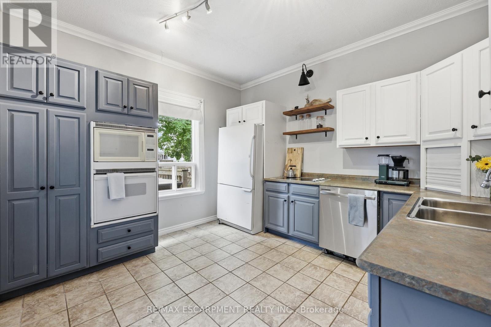 23 East 21St Street, Hamilton, ON - Indoor Photo Showing Kitchen With Double Sink
