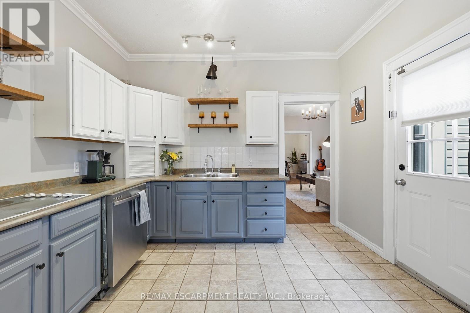 23 East 21St Street, Hamilton, ON - Indoor Photo Showing Kitchen