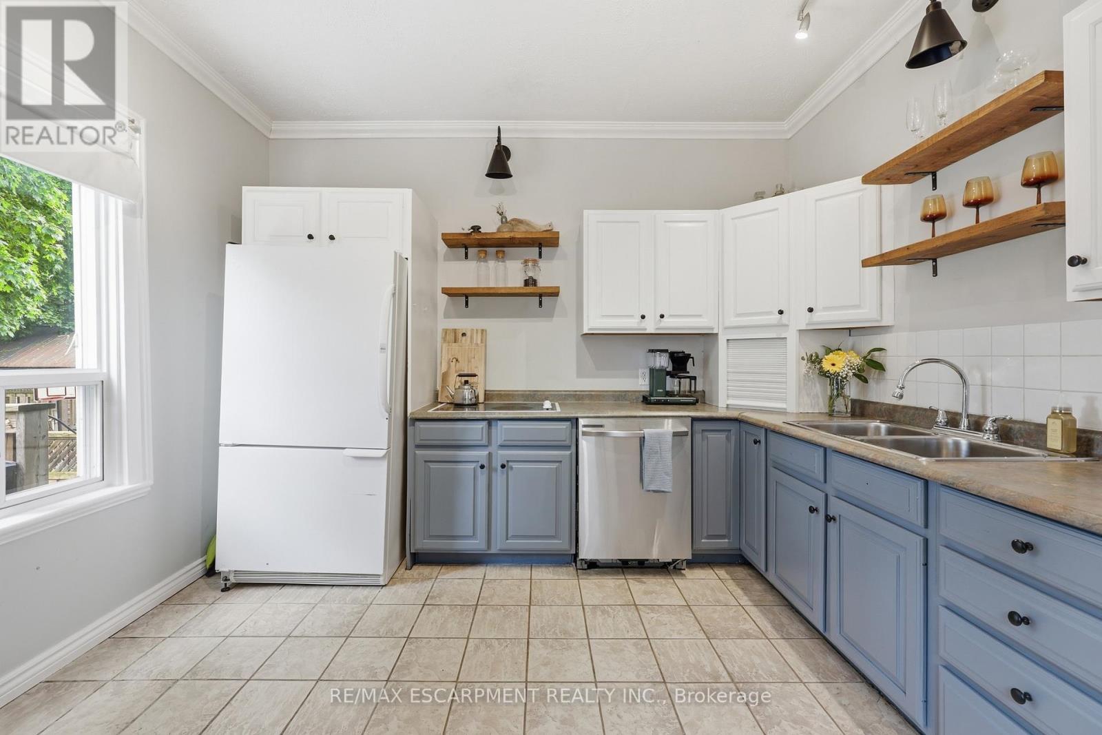 23 East 21St Street, Hamilton, ON - Indoor Photo Showing Kitchen With Double Sink