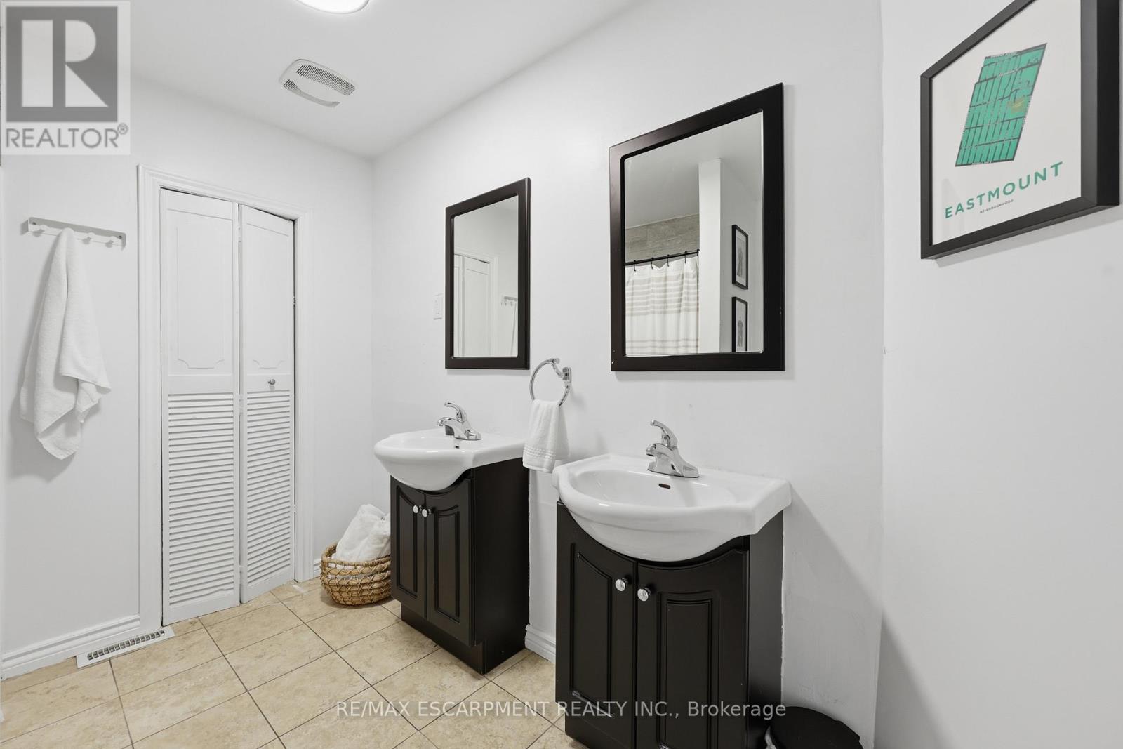 23 East 21St Street, Hamilton, ON - Indoor Photo Showing Bathroom