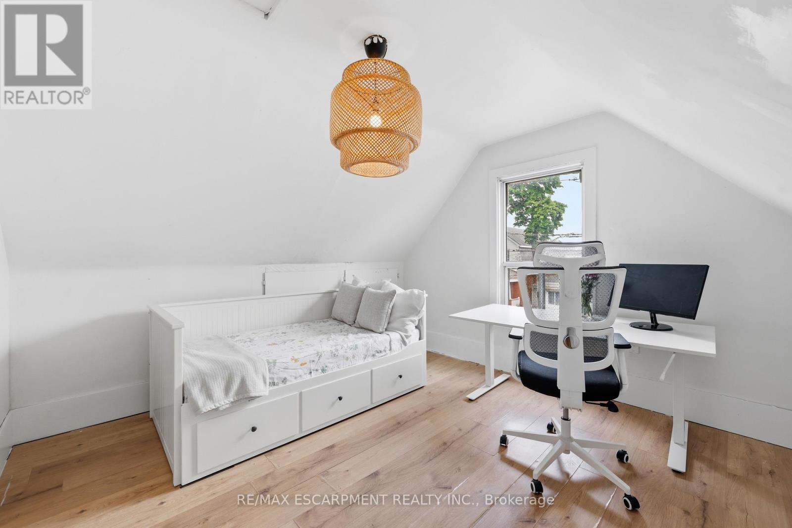 23 East 21St Street, Hamilton, ON - Indoor Photo Showing Bedroom