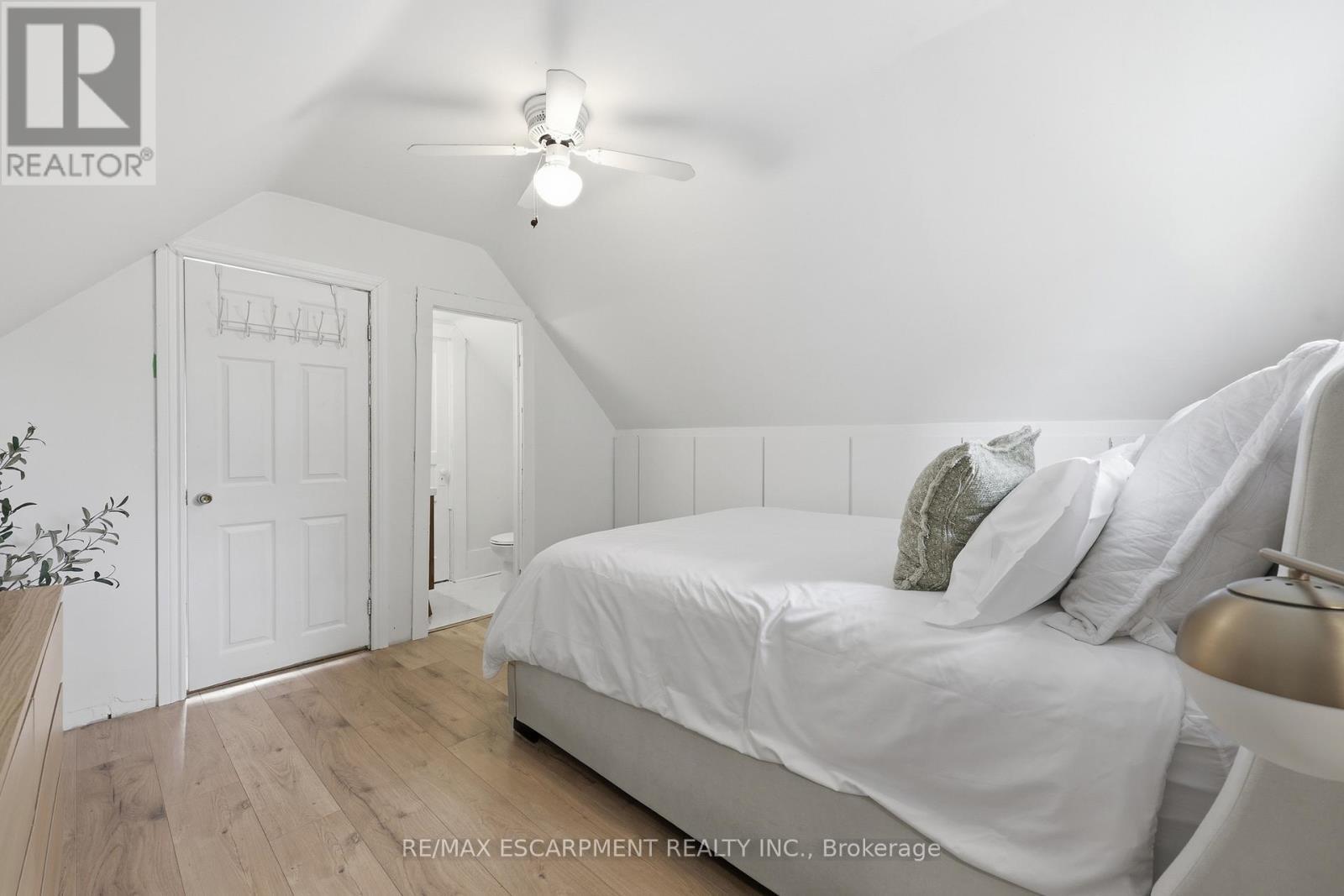 23 East 21St Street, Hamilton, ON - Indoor Photo Showing Bedroom