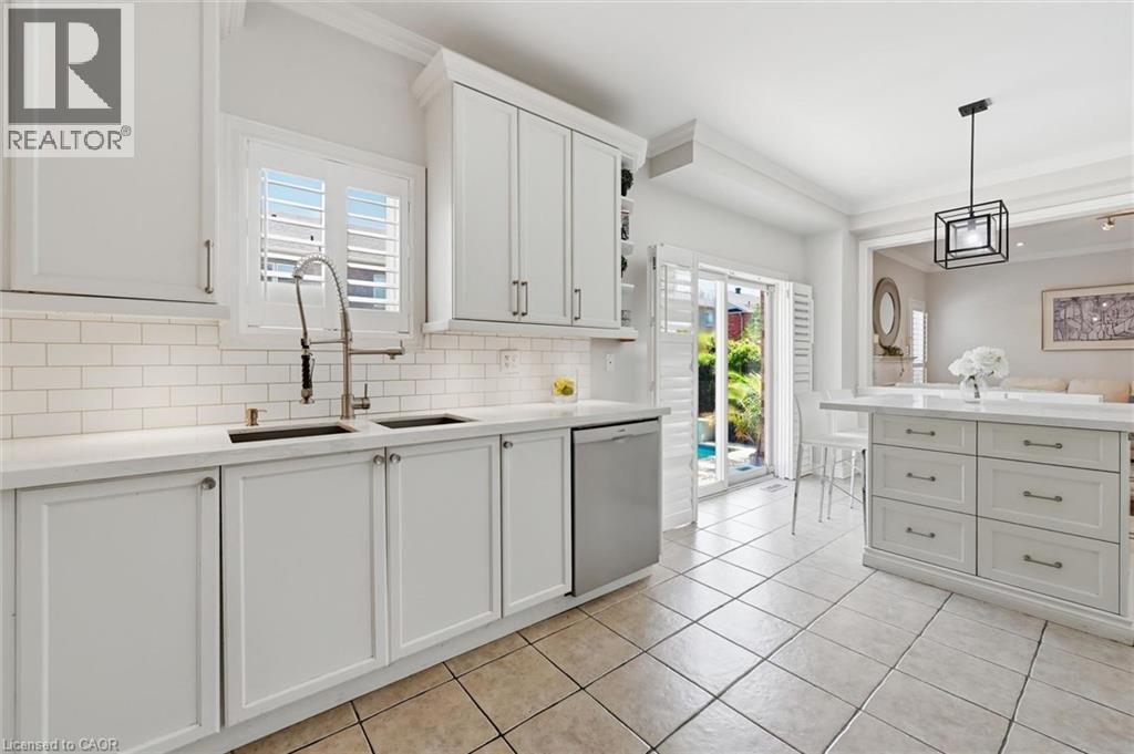 5444 Sundial Road, Burlington, ON - Indoor Photo Showing Kitchen