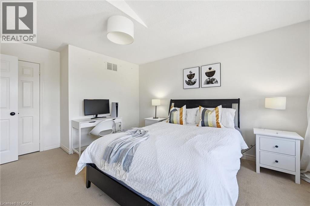 5444 Sundial Road, Burlington, ON - Indoor Photo Showing Bedroom