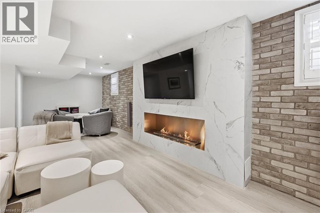 5444 Sundial Road, Burlington, ON - Indoor Photo Showing Living Room With Fireplace