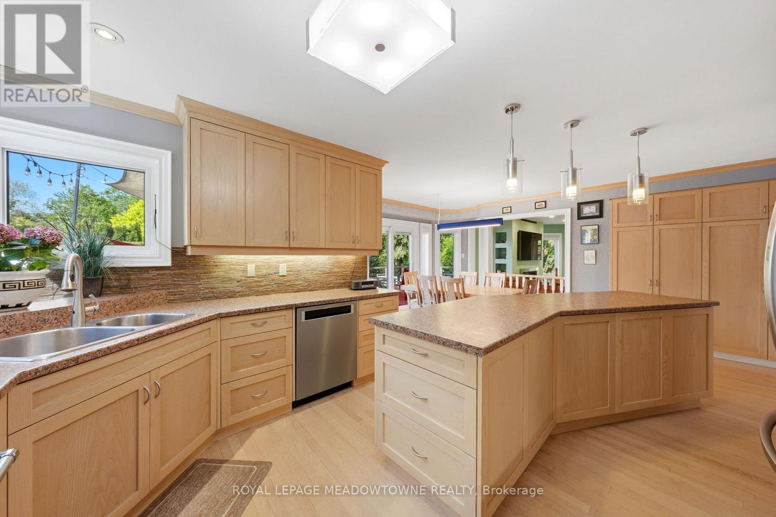 25 Gollop Crescent, Halton Hills, ON - Indoor Photo Showing Kitchen With Double Sink
