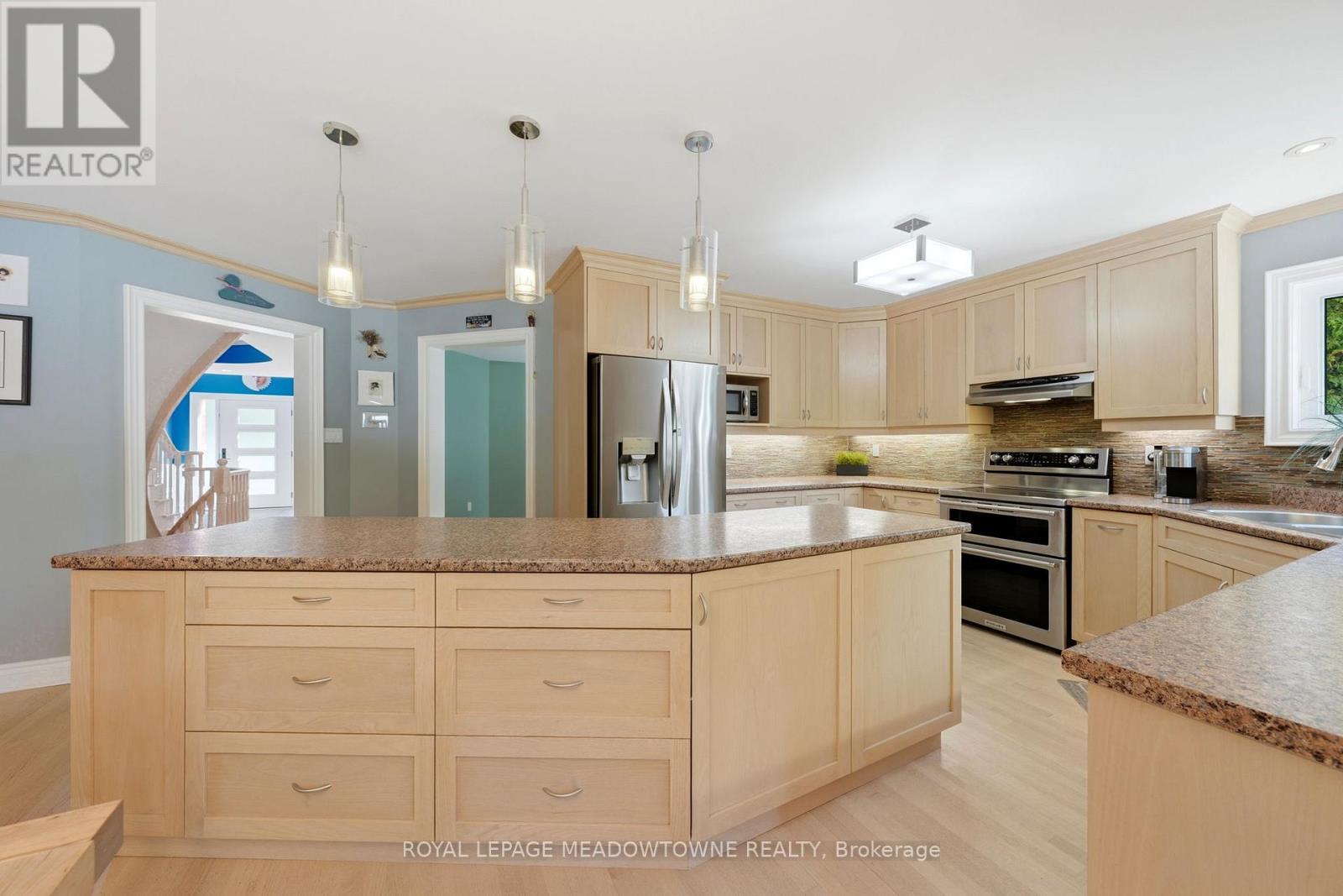 25 Gollop Crescent, Halton Hills, ON - Indoor Photo Showing Kitchen With Upgraded Kitchen