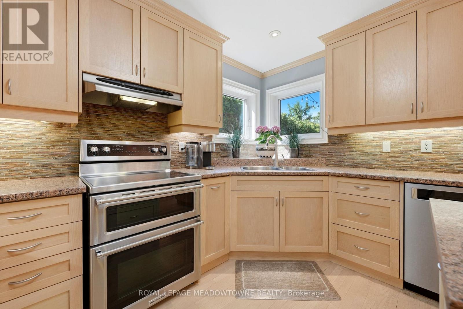 25 Gollop Crescent, Halton Hills, ON - Indoor Photo Showing Kitchen With Double Sink
