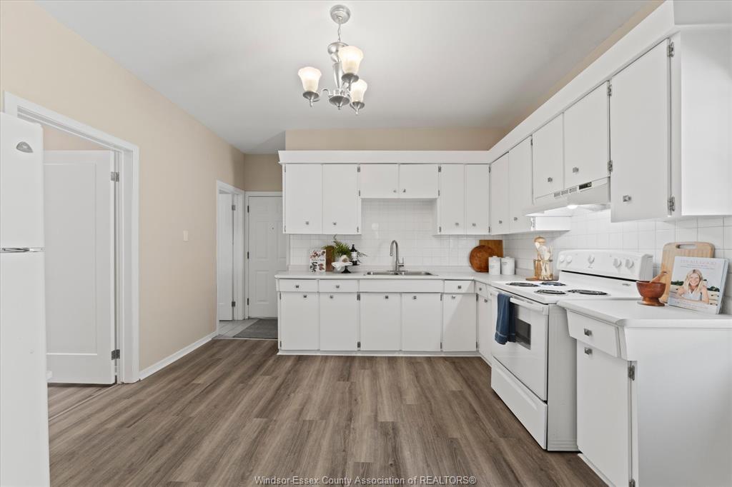 663 Brock Street, Windsor, ON - Indoor Photo Showing Kitchen With Double Sink