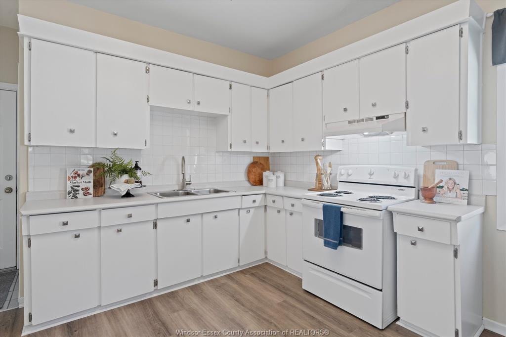 663 Brock Street, Windsor, ON - Indoor Photo Showing Kitchen With Double Sink