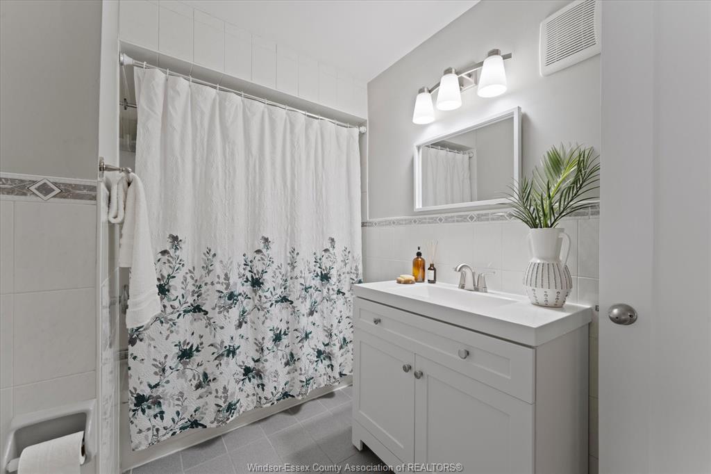 663 Brock Street, Windsor, ON - Indoor Photo Showing Bathroom