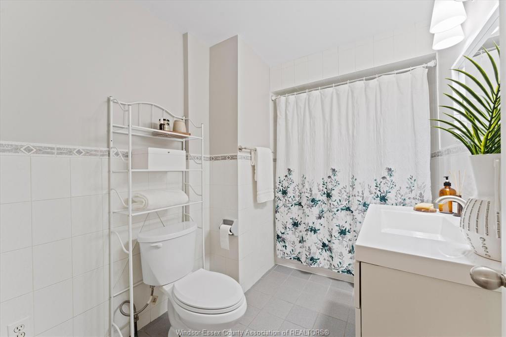 663 Brock Street, Windsor, ON - Indoor Photo Showing Bathroom