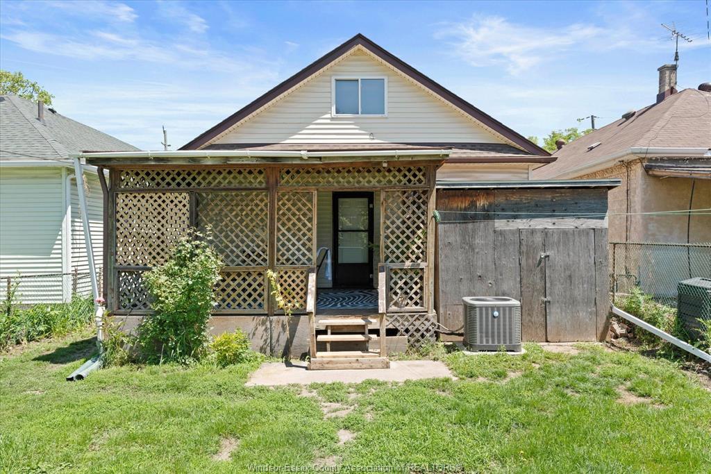 663 Brock Street, Windsor, ON - Outdoor With Deck Patio Veranda