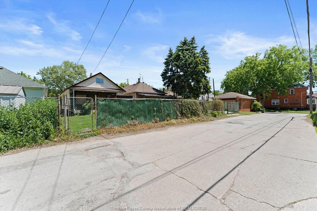 663 Brock Street, Windsor, ON - Outdoor