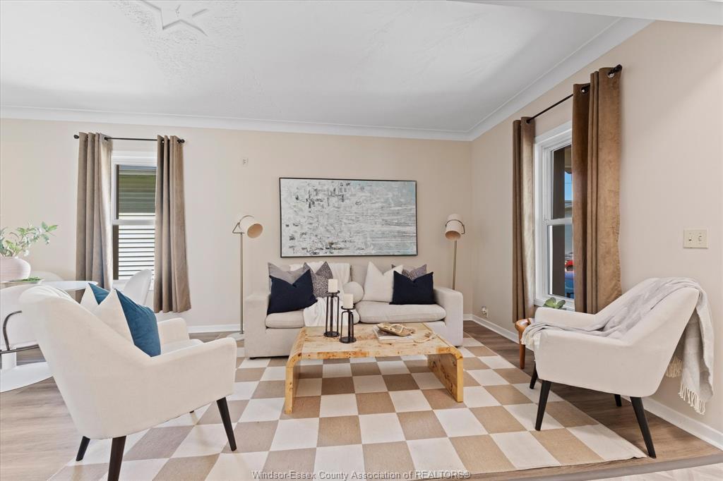 663 Brock Street, Windsor, ON - Indoor Photo Showing Living Room