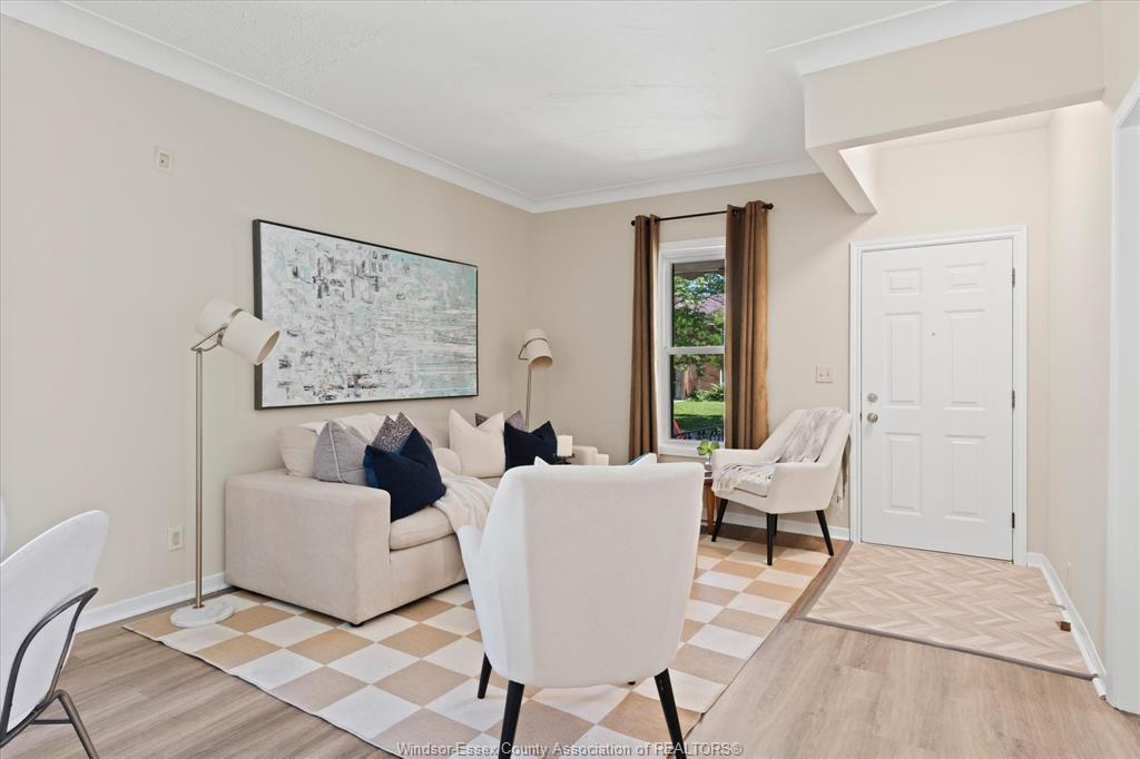 663 Brock Street, Windsor, ON - Indoor Photo Showing Living Room
