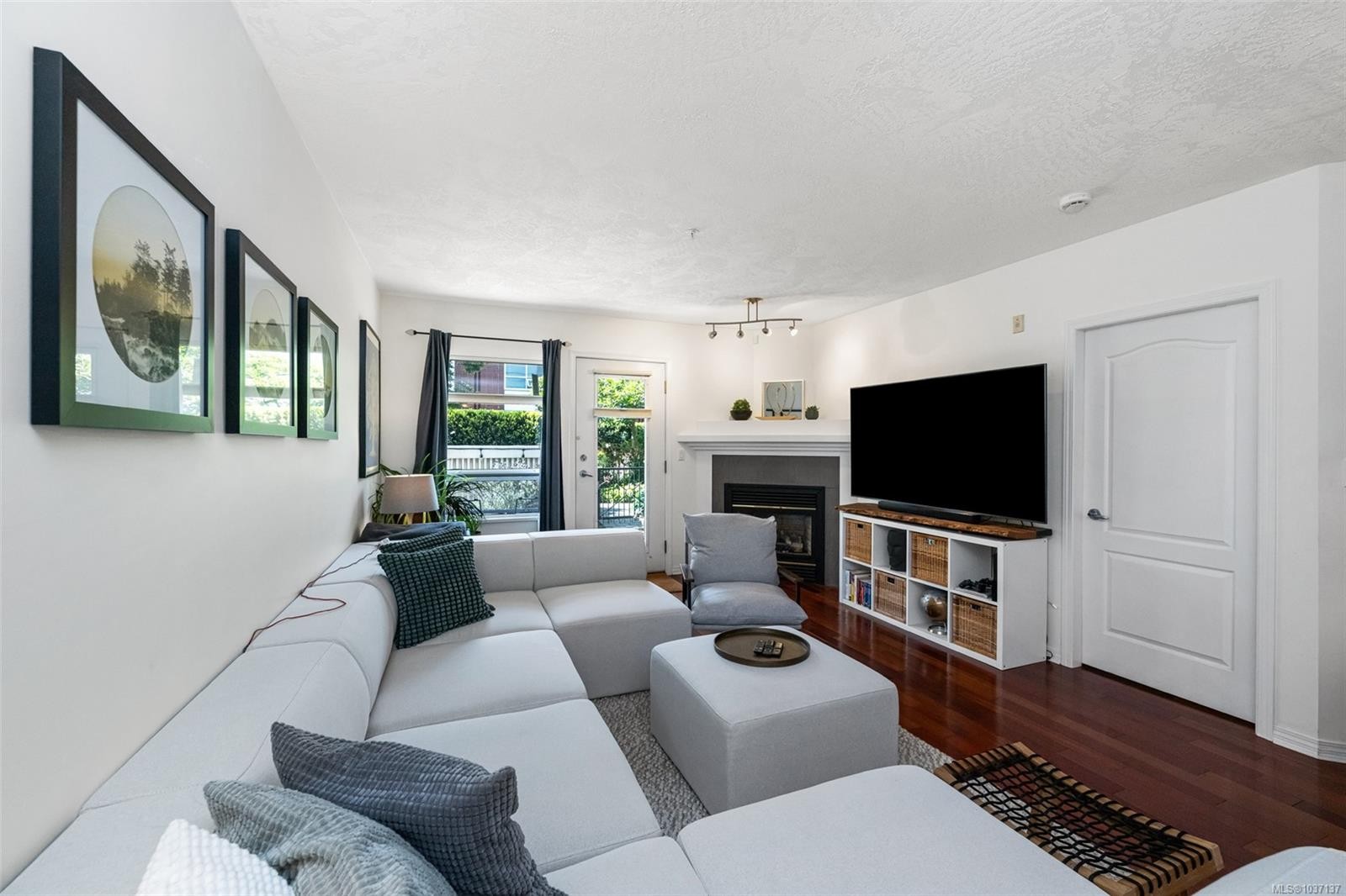 #109-380 Waterfront Cres, Victoria, BC - Indoor Photo Showing Living Room