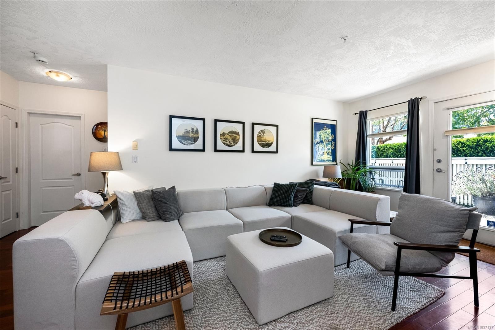 #109-380 Waterfront Cres, Victoria, BC - Indoor Photo Showing Living Room