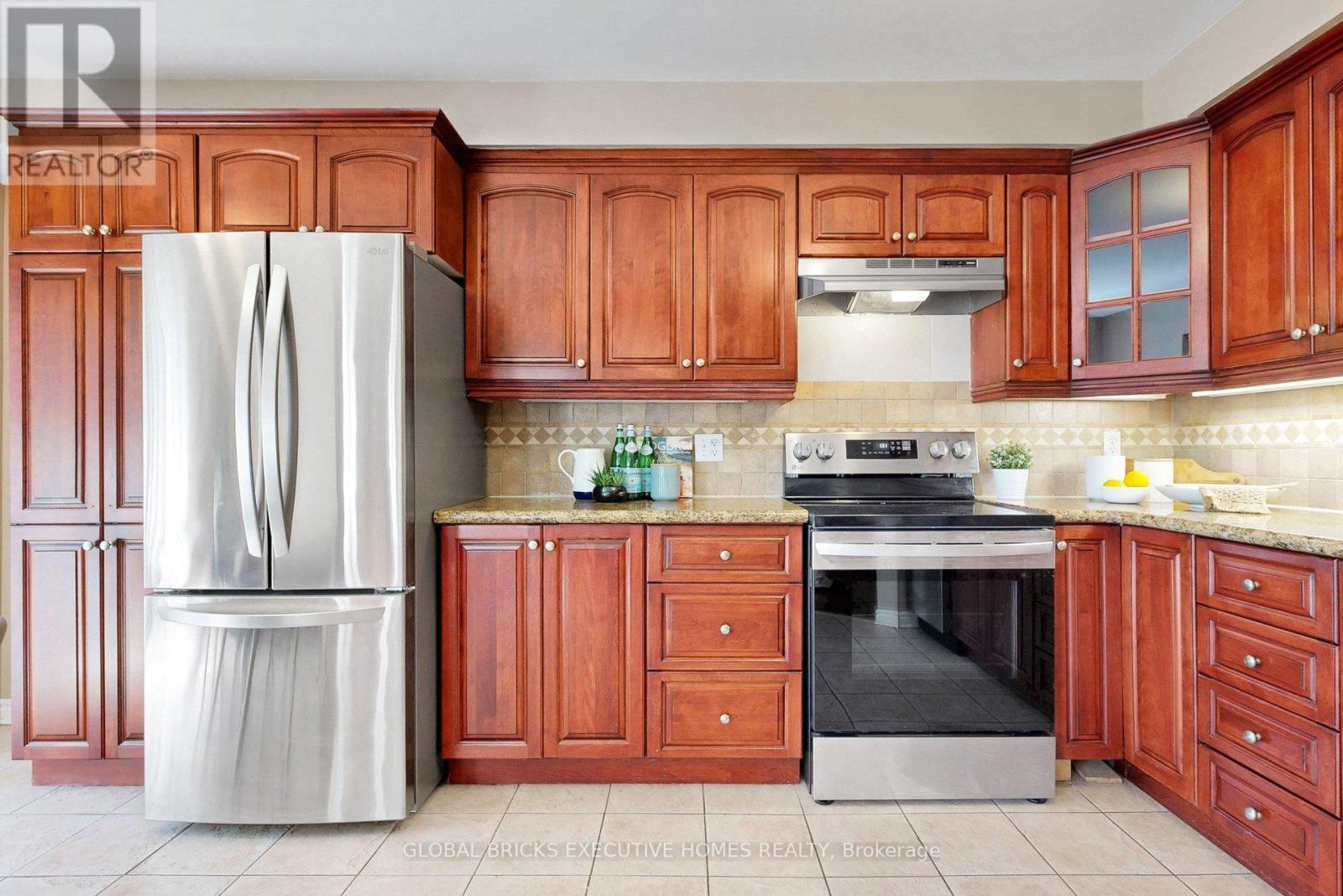 13 Howling Crescent, Ajax, ON - Indoor Photo Showing Kitchen With Stainless Steel Kitchen