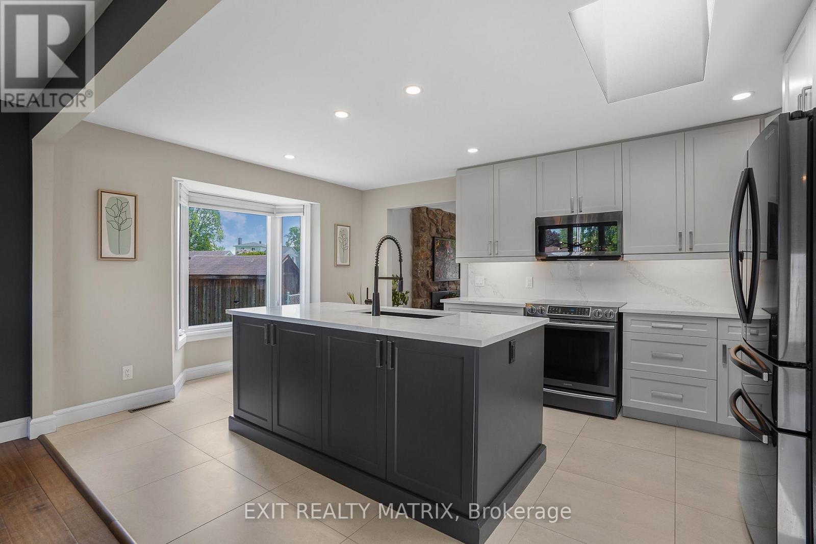 768 Dewhurst Avenue, Cornwall, ON - Indoor Photo Showing Kitchen With Upgraded Kitchen