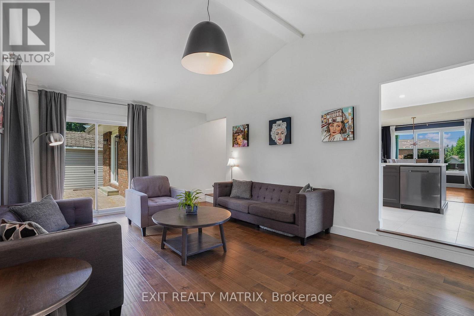 768 Dewhurst Avenue, Cornwall, ON - Indoor Photo Showing Living Room