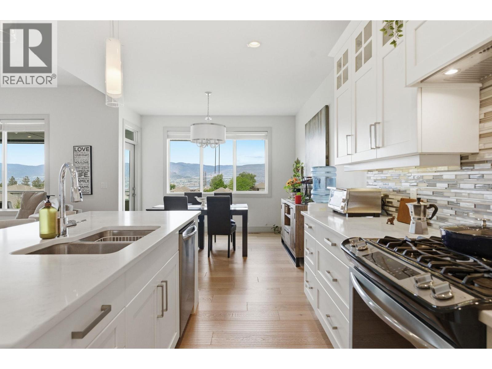 536 Tungsten Court, Kelowna, BC - Indoor Photo Showing Kitchen With Double Sink With Upgraded Kitchen