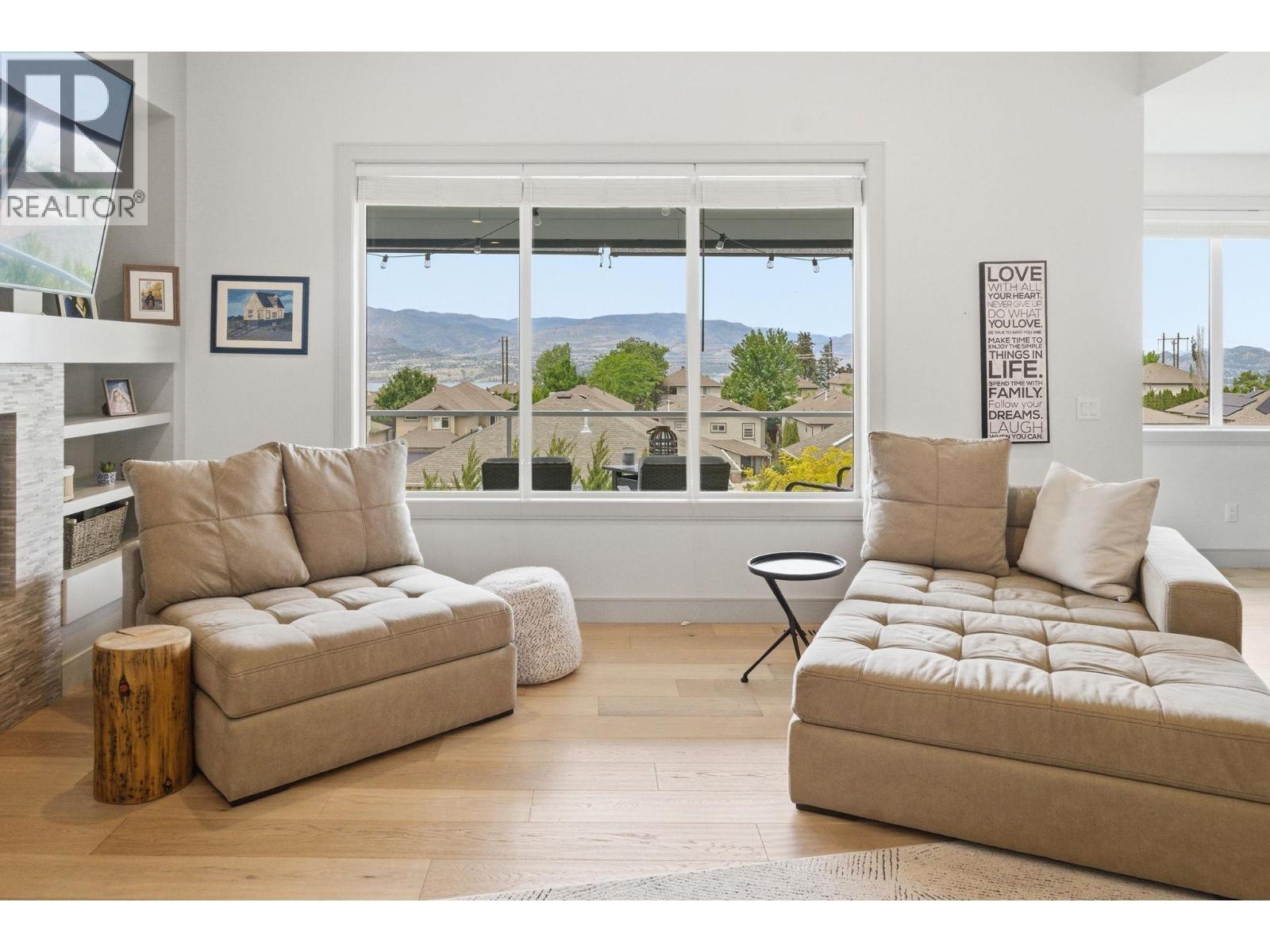 536 Tungsten Court, Kelowna, BC - Indoor Photo Showing Living Room