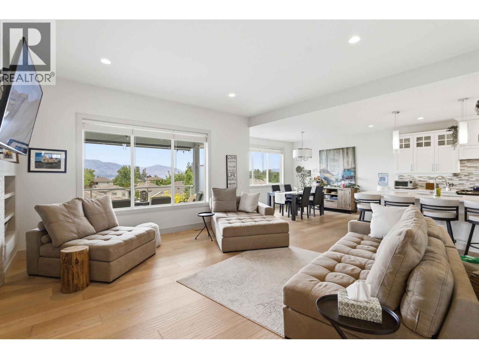 536 Tungsten Court, Kelowna, BC - Indoor Photo Showing Living Room
