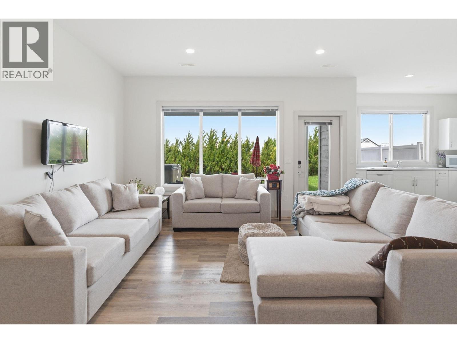 536 Tungsten Court, Kelowna, BC - Indoor Photo Showing Living Room
