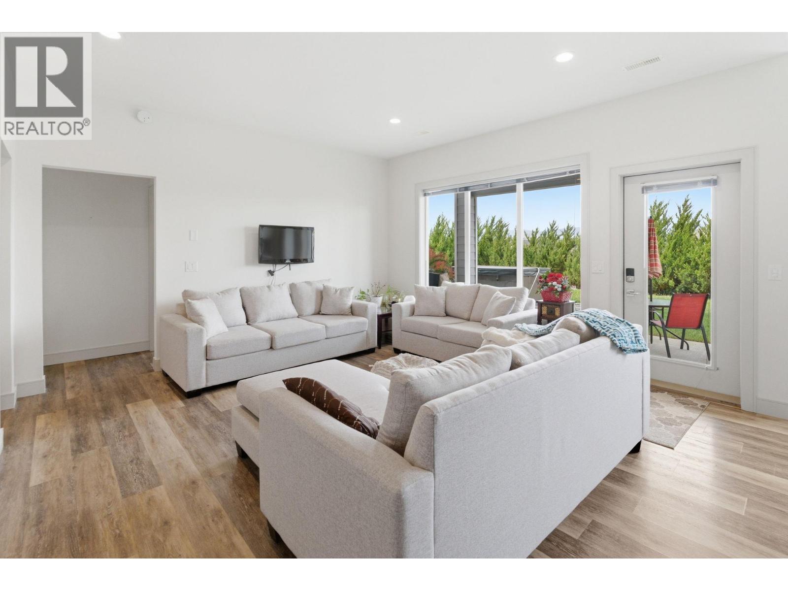 Suite - 536 Tungsten Court, Kelowna, BC - Indoor Photo Showing Living Room