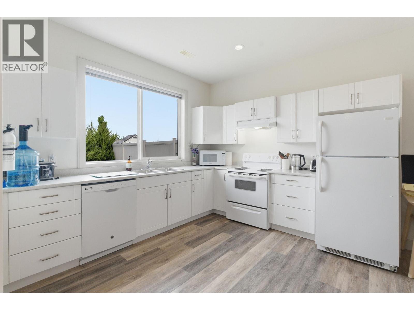 536 Tungsten Court, Kelowna, BC - Indoor Photo Showing Kitchen
