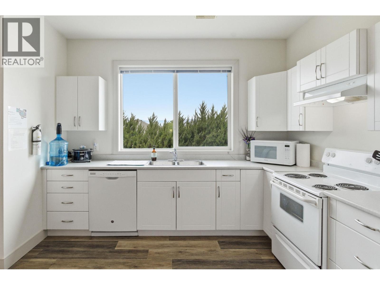 536 Tungsten Court, Kelowna, BC - Indoor Photo Showing Kitchen