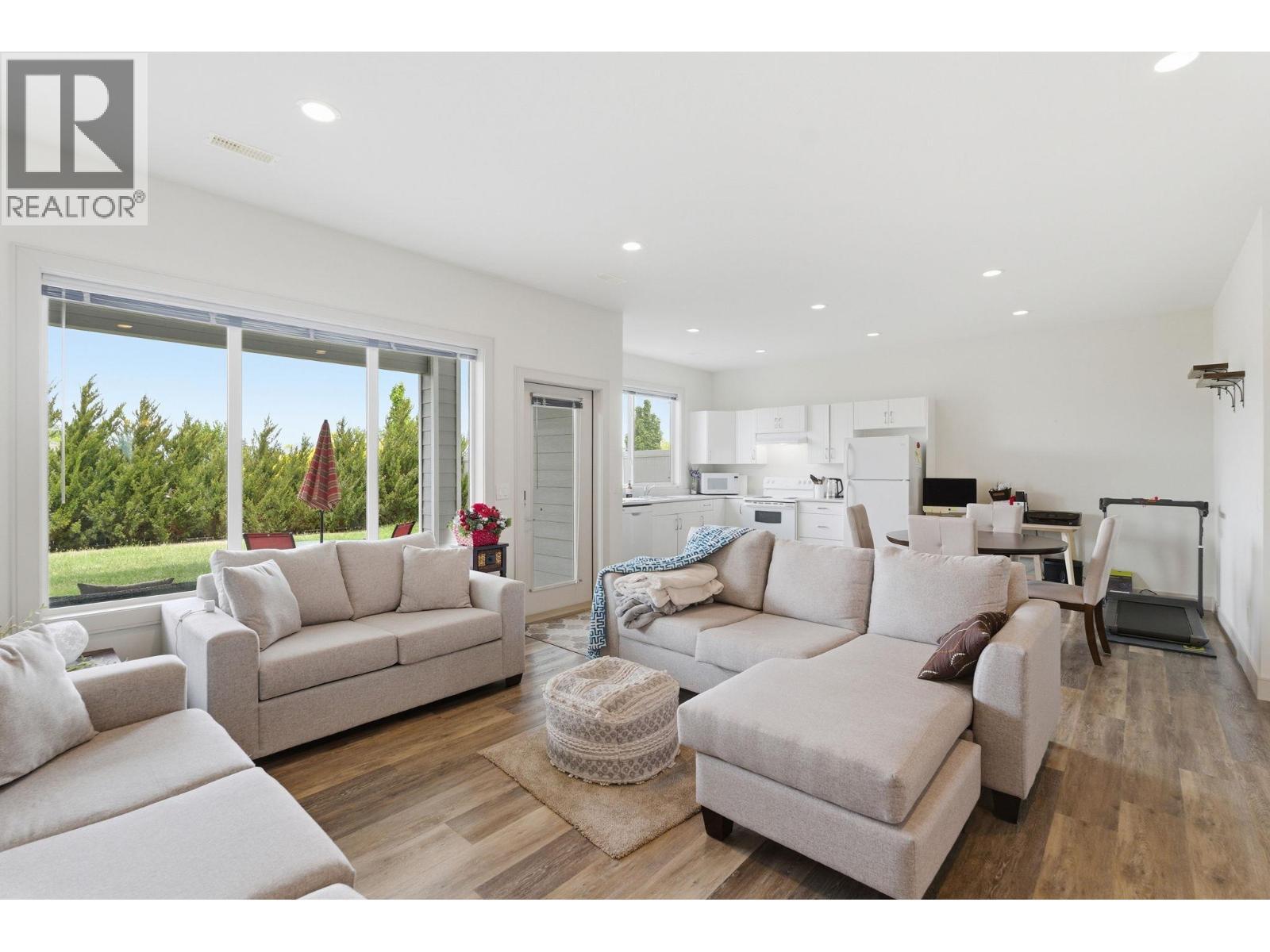 536 Tungsten Court, Kelowna, BC - Indoor Photo Showing Living Room