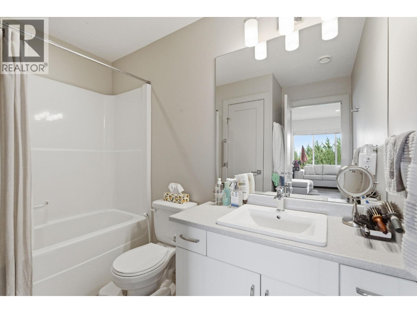 Suite bathroom - 536 Tungsten Court, Kelowna, BC - Indoor Photo Showing Bathroom