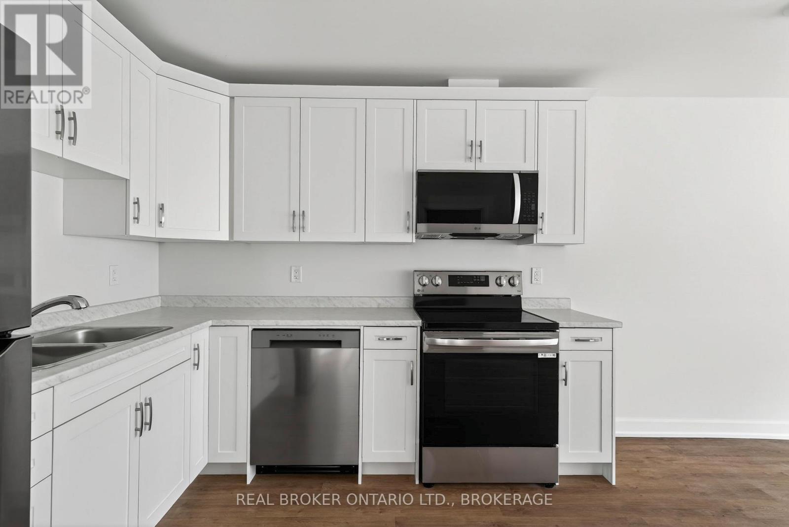 Unit #6A - 600 Second Street E, Cornwall, ON - Indoor Photo Showing Kitchen With Double Sink