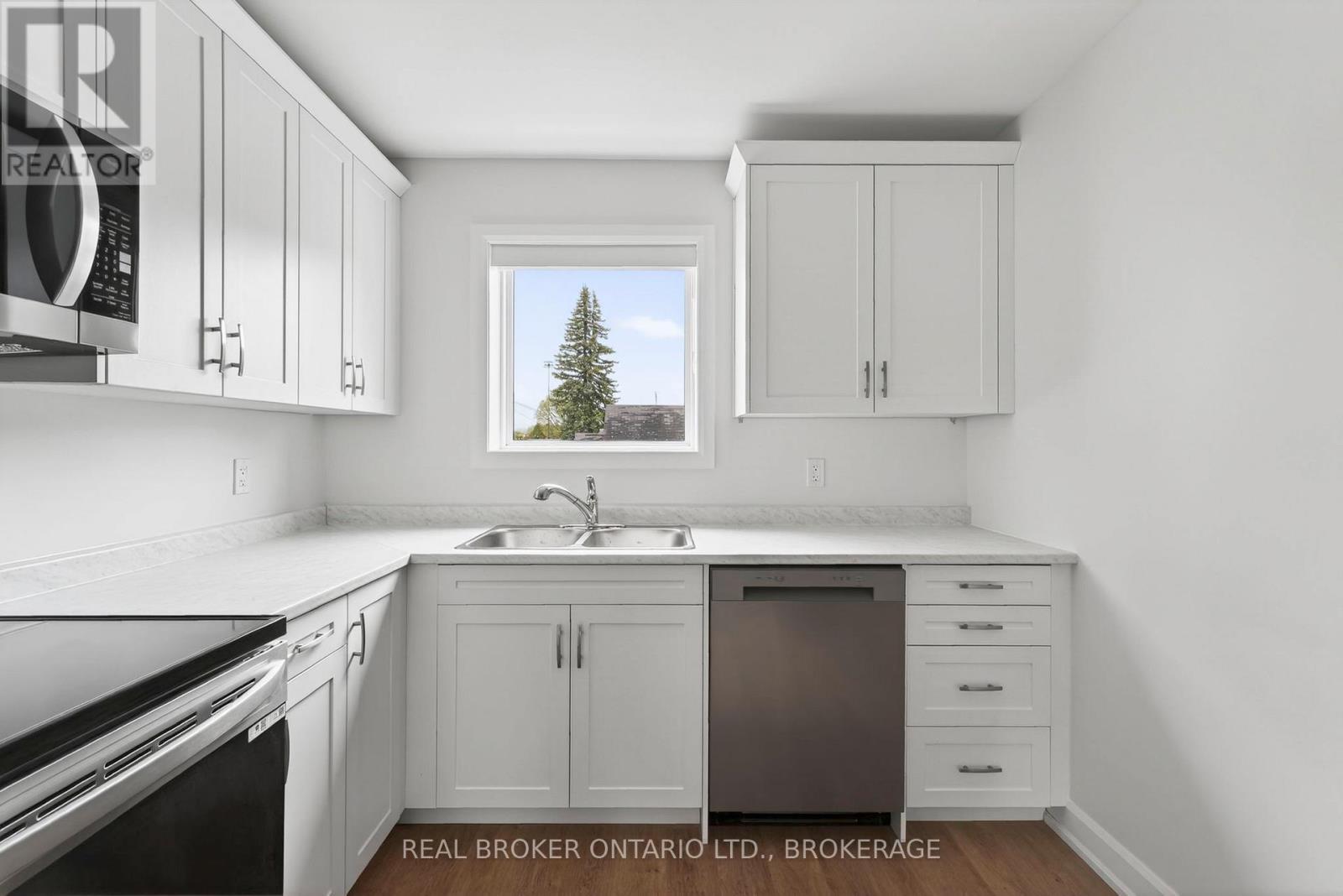 Unit #6A - 600 Second Street E, Cornwall, ON - Indoor Photo Showing Kitchen With Double Sink