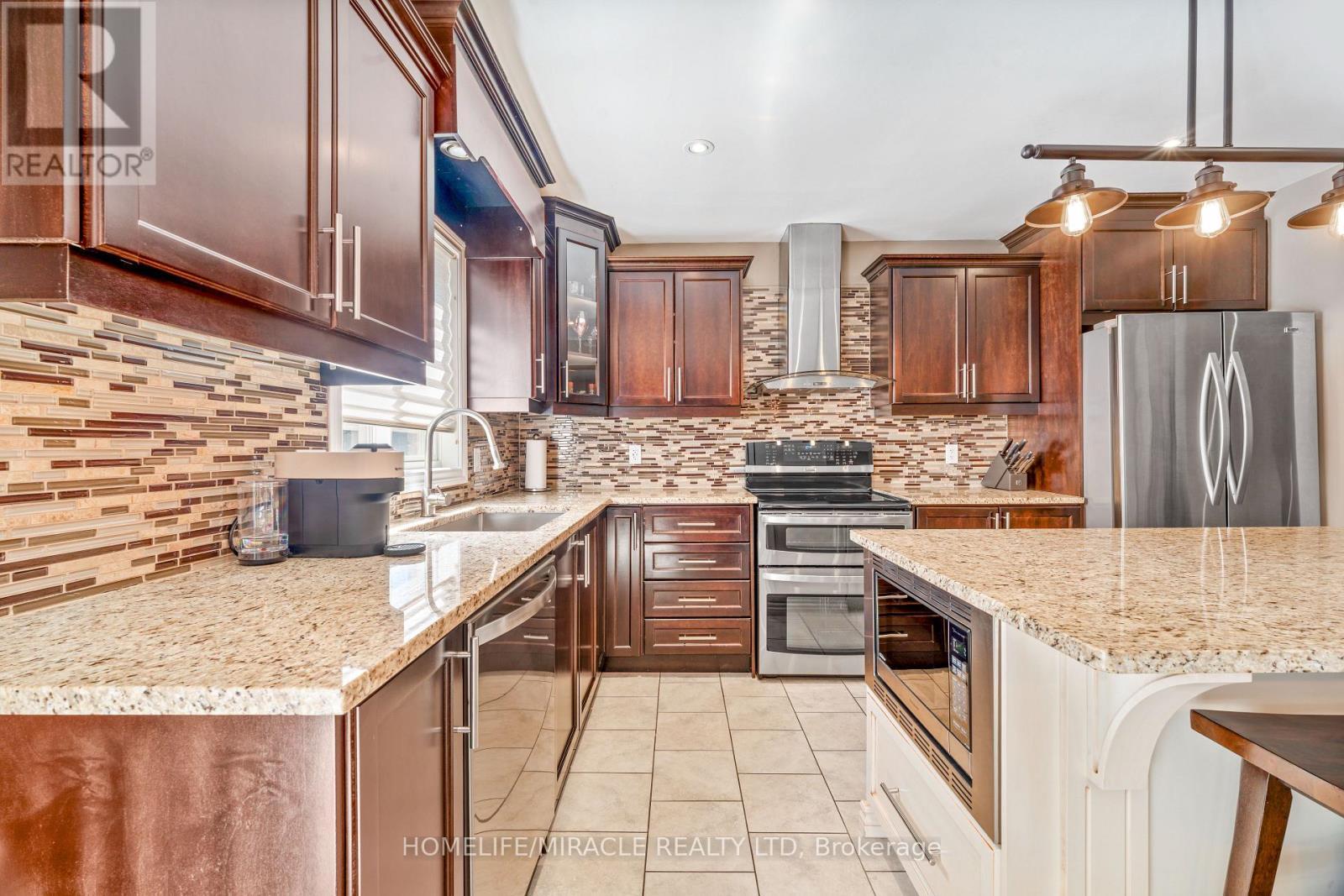 21 Davinci Boulevard, Hamilton, ON - Indoor Photo Showing Kitchen With Stainless Steel Kitchen With Upgraded Kitchen