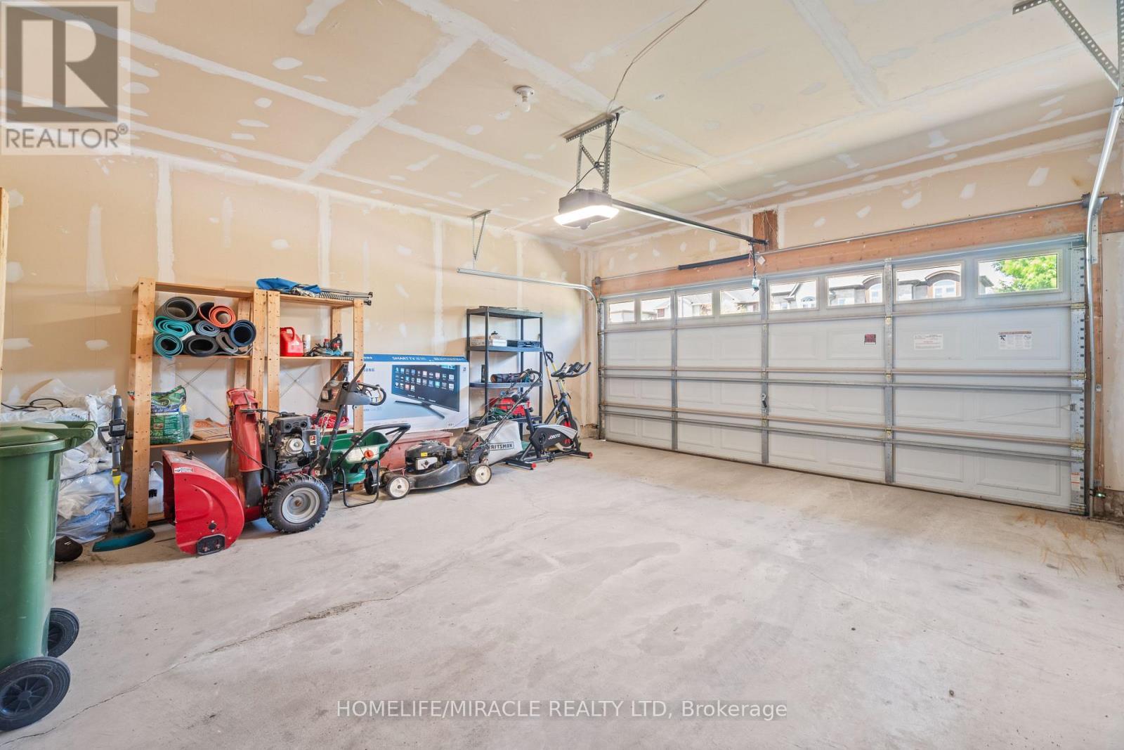 21 Davinci Boulevard, Hamilton, ON - Indoor Photo Showing Garage