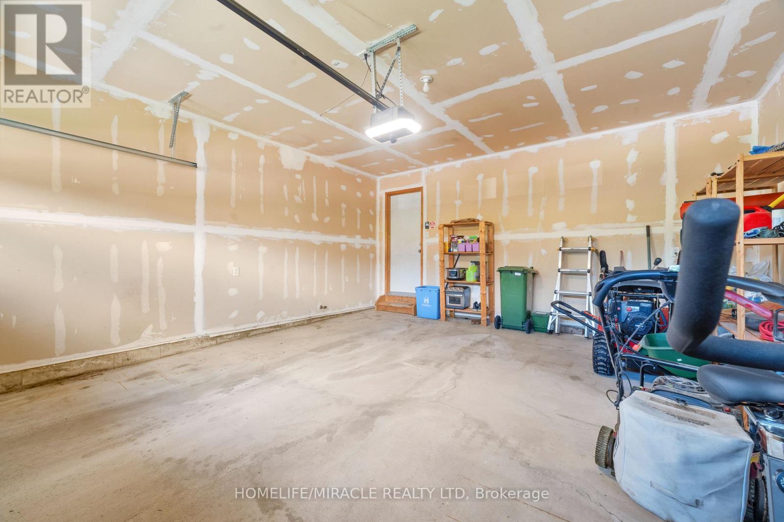 21 Davinci Boulevard, Hamilton, ON - Indoor Photo Showing Garage