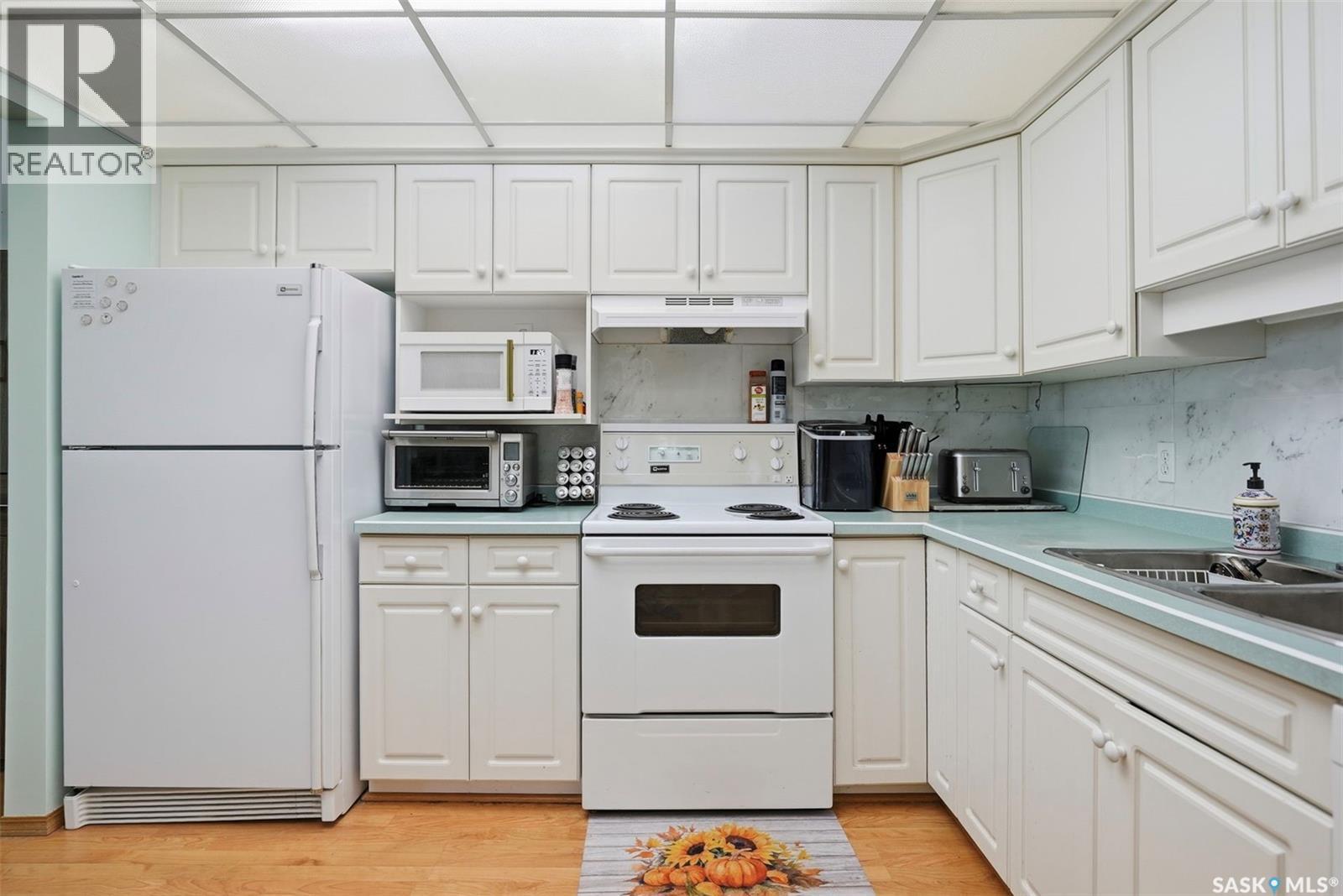 105 301 34Th Street W, Prince Albert, SK - Indoor Photo Showing Kitchen