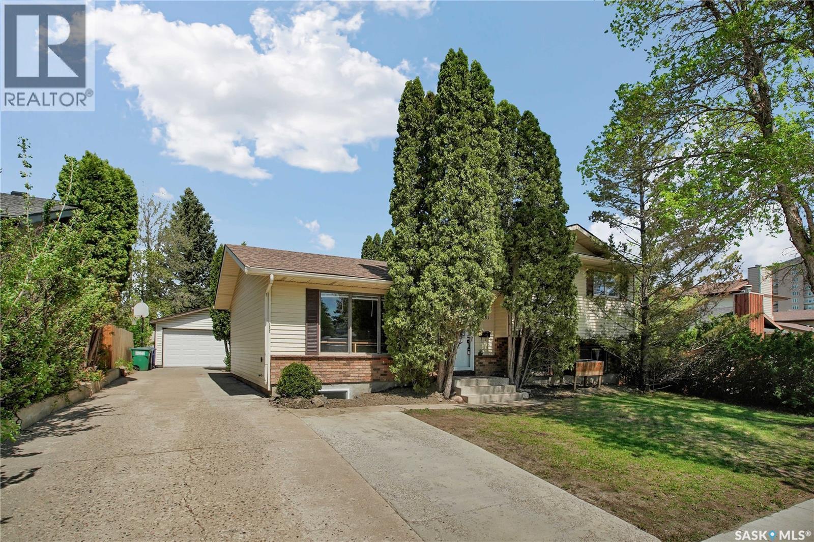 3831 Taylor Street E, Saskatoon, SK - Outdoor
