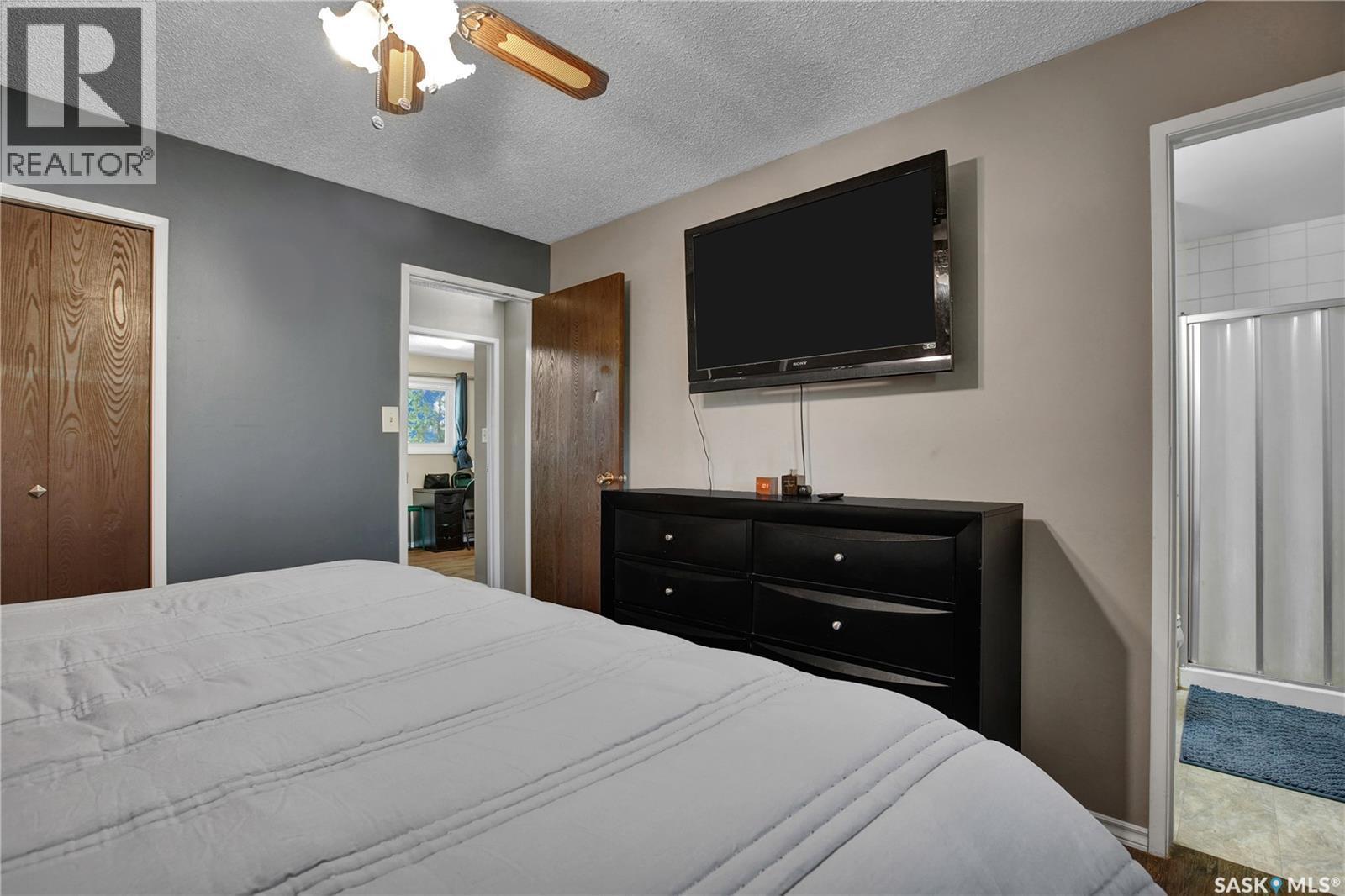 3831 Taylor Street E, Saskatoon, SK - Indoor Photo Showing Bedroom