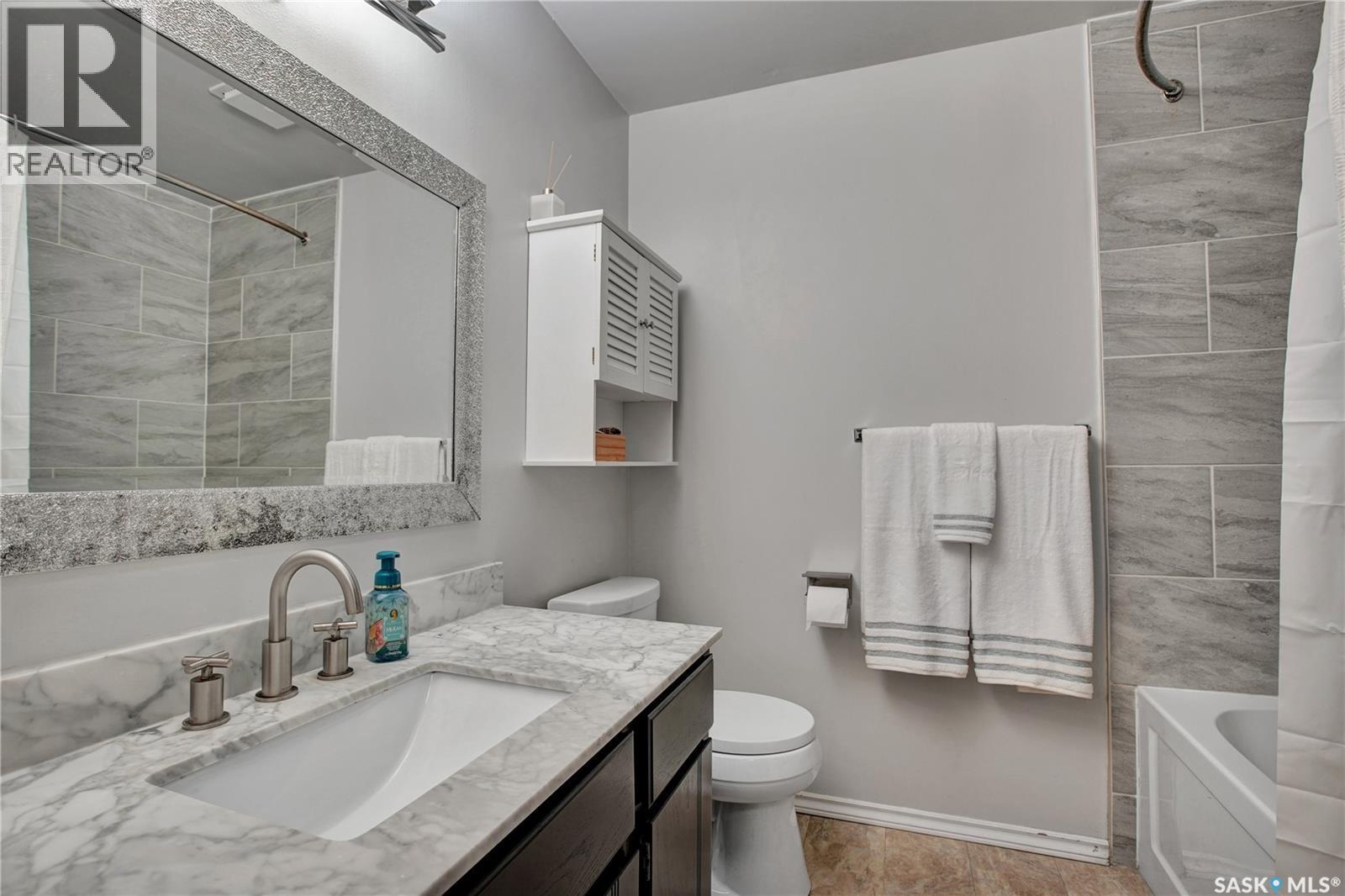 3831 Taylor Street E, Saskatoon, SK - Indoor Photo Showing Bathroom