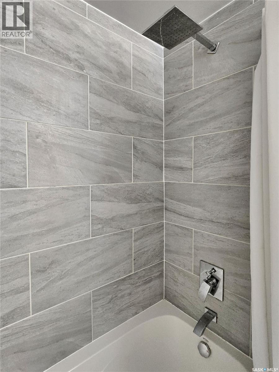 3831 Taylor Street E, Saskatoon, SK - Indoor Photo Showing Bathroom